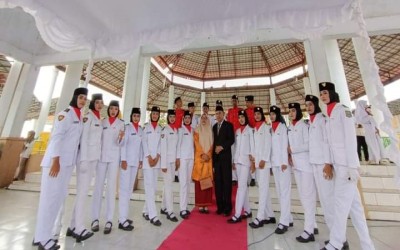 PASKIB dan Marching Band SMAS Nur Azizi Tj Morawa Menjadi Petugas Upacara HUT RI Ke-78 di Paruga Na'e Sila