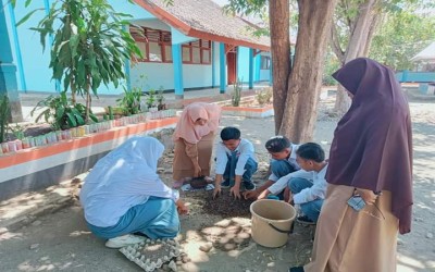 Siswa Fase- E SMAS Nur Azizi Tj Morawa Melakukan Kegiatan P5 dengan Tema Kewirausahaan